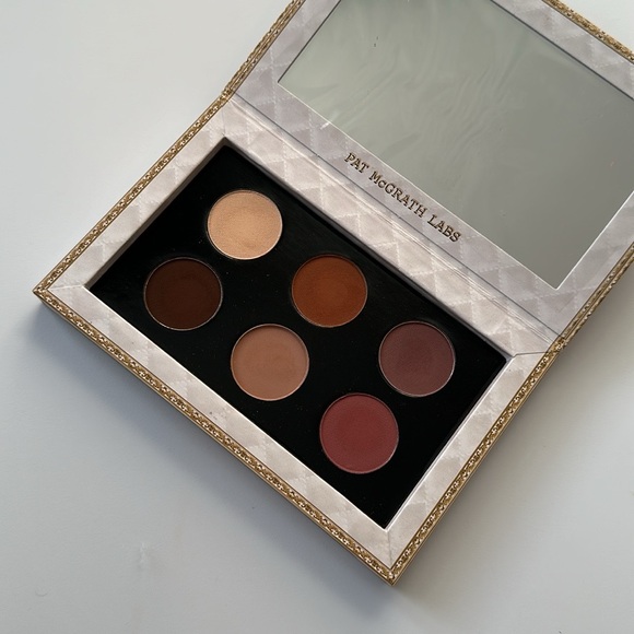 PMG Velvet Liaison Eyeshadow Palette. - Picture 6 of 6